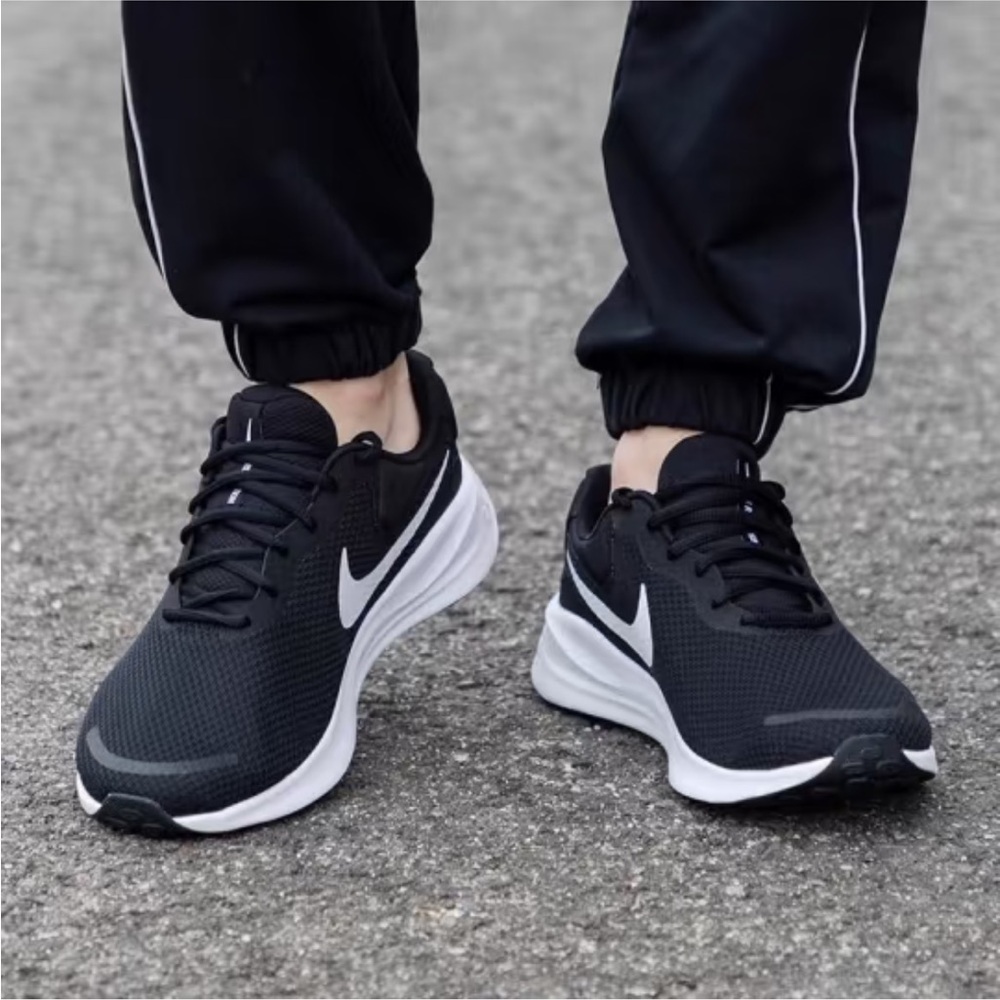 Nike Revolution 7 men's Road Running Shoes